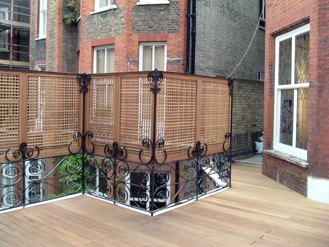 Hardwood trellis feature