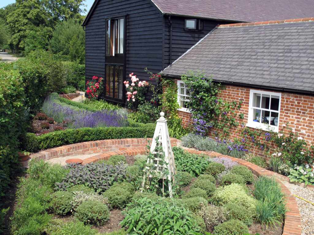 Obelisk in circular bed